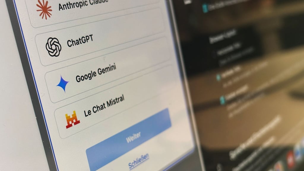 Chatbot-Integration: Über die überarbeitete Sidebar lassen sich in Firefox schnell auf Claude, ChatGPT, Gemini und Le Chat zugreifen.