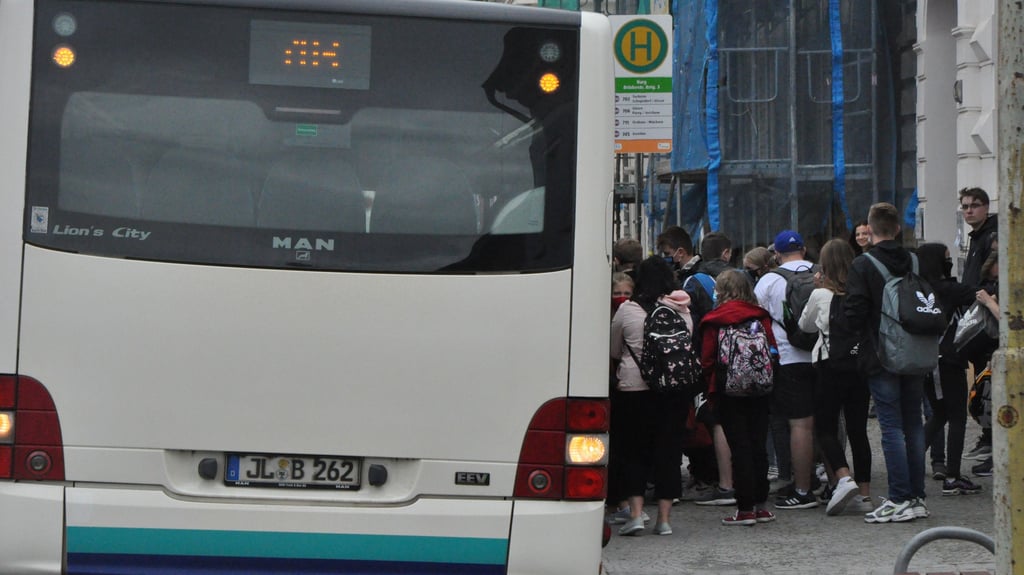 Schülerverkehr ist eine tragende Säule im ÖPNV. Im kommenden Jahr ändern sich die Preise für das Deutschlandticket. Das hat Auswirkungen auf die Tickets von Schülern.