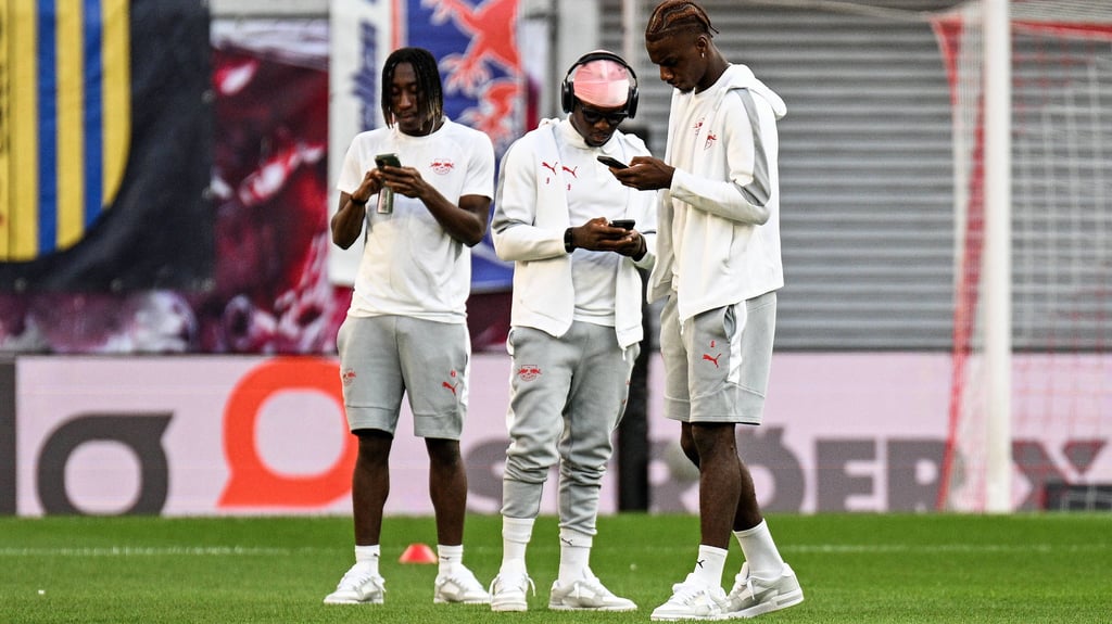 Ezechien Banzuzi und Johan Bakayoko (v.r.) rotieren in die RB-Startelf gegen Cottbus, Yan Diomande (l.) sitzt auf der Bank.