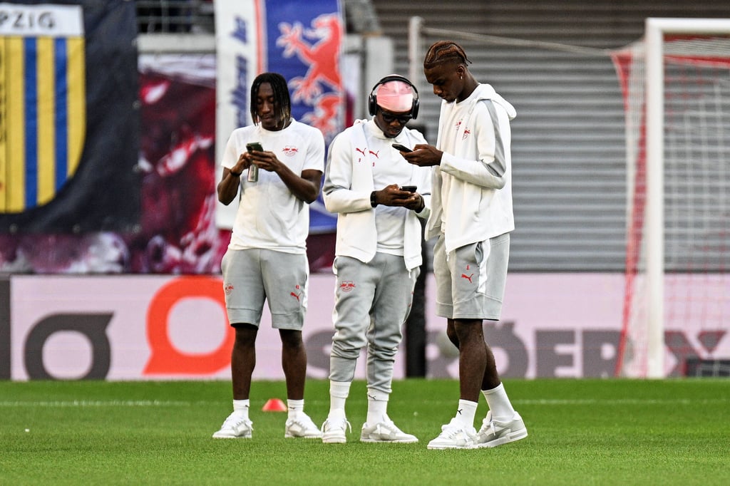 Ezechien Banzuzi und Johan Bakayoko (v.r.) rotieren in die RB-Startelf gegen Cottbus, Yan Diomande (l.) sitzt auf der Bank.