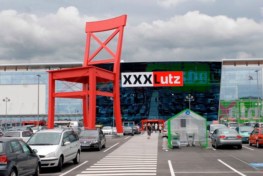 Der für die Möbelhauskette "XXXLutz" typische rote Stuhl sollte auch in Halle aufgebaut werden.