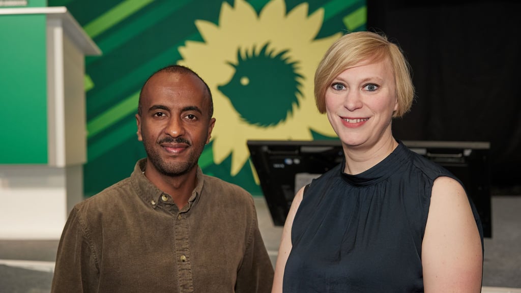 Philmon Ghirmai (l) und Nina Stahr bilden seit 2023 die Doppelspitze der Berliner Grünen. (Archivbild)