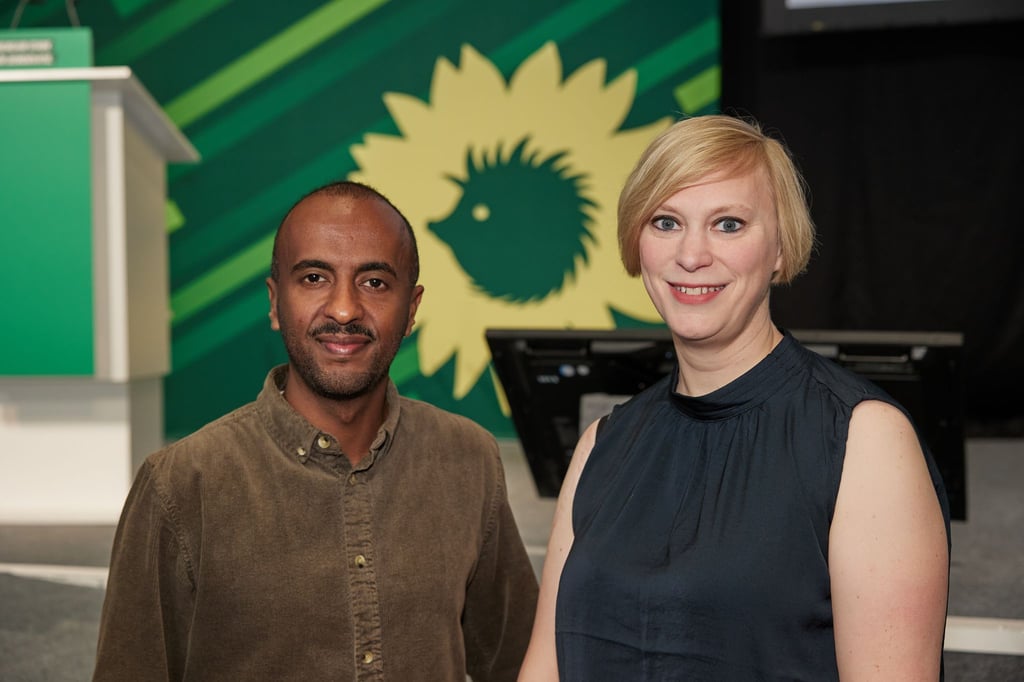 Philmon Ghirmai (l) und Nina Stahr bilden seit 2023 die Doppelspitze der Berliner Grünen. (Archivbild)