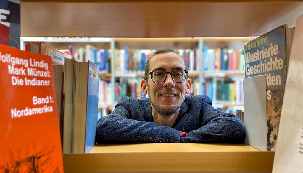 Tom Weiß leitet die Stadtbibliothek in Dessau seit einem Jahr.  Er will sie moderner und digitaler machen.