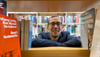 Tom Weiß leitet die Stadtbibliothek in Dessau seit einem Jahr.  Er will sie moderner und digitaler machen.