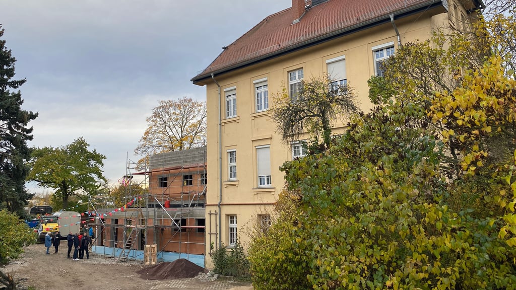 Die Evangelische Trinitatis-Gemeinde in Magdeburg hat Richtfest für ihren neuen Anbau gefeiert.