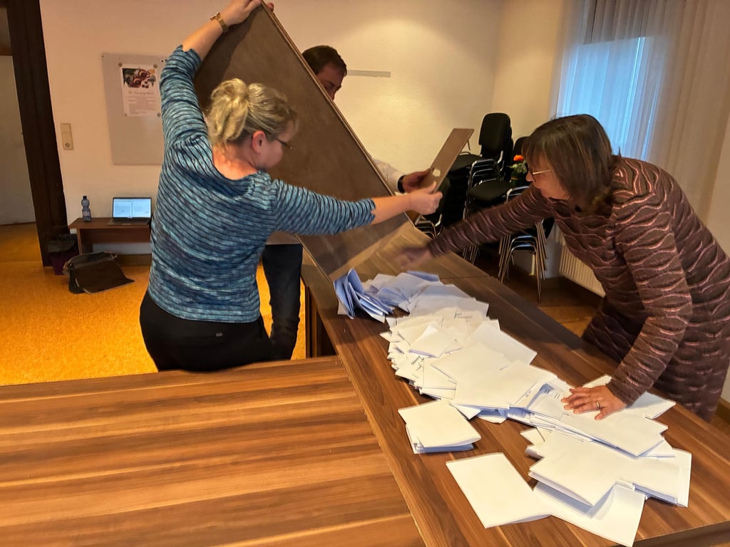 In fast allen Wahllokalen der Gemeinde Petersberg dominierte Daniel Zwick. Lediglich in Krosigk-Kaltenmark wurde es knapp. Nur sechs Stimmen lagen zwischen den beiden Bewerbern.