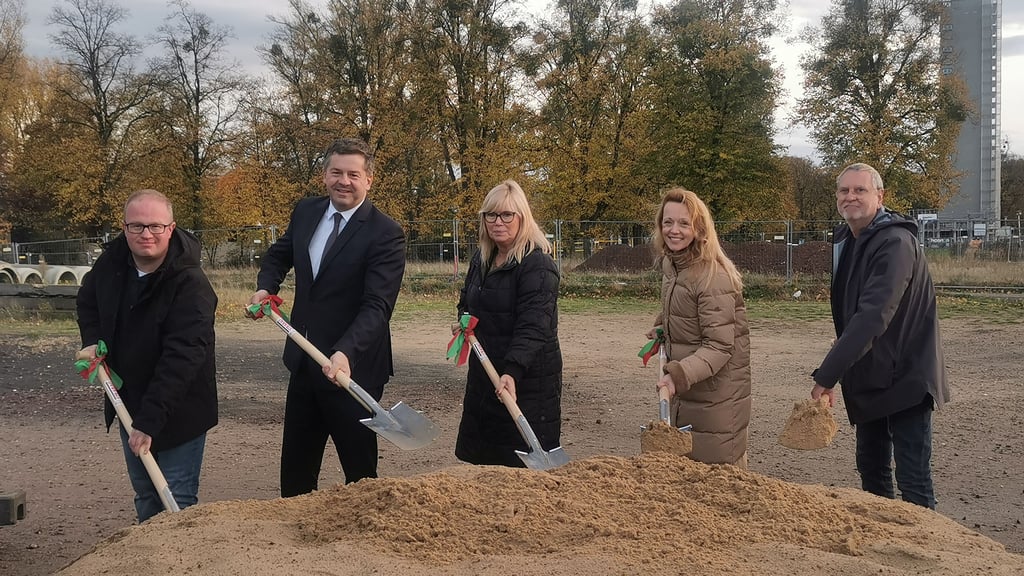 Die Modernisierung des Areals rund um Stadthalle und Hyparschale in Magdeburg hat begonnen. Stadtratsvorstand Stefan Bublitz (von links),  Wirtschaftsminister Sven Schulze, Oberbürgermeisterin Simone Borris, Wirtschaftsbeigeordnete Sandra Yvonne Stieger und Landschaftsarchitekt Matthias Därr haben mit einem symbolischen Spatenstich den Umbau offiziell eingeleitet.