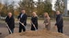 Die Modernisierung des Areals rund um Stadthalle und Hyparschale in Magdeburg hat begonnen. Stadtratsvorstand Stefan Bublitz (von links),  Wirtschaftsminister Sven Schulze, Oberbürgermeisterin Simone Borris, Wirtschaftsbeigeordnete Sandra Yvonne Stieger und Landschaftsarchitekt Matthias Därr haben mit einem symbolischen Spatenstich den Umbau offiziell eingeleitet.