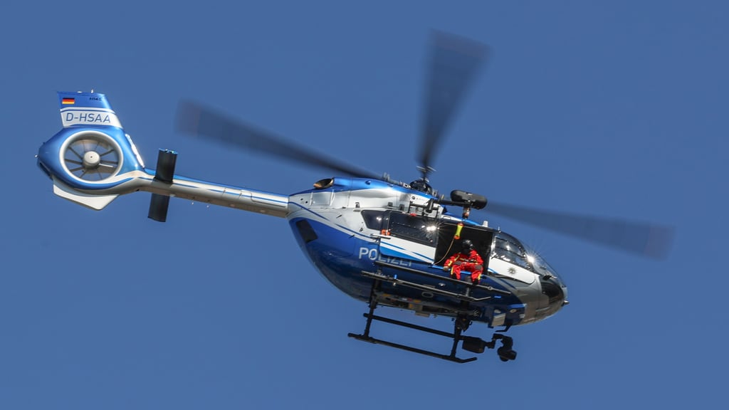 Der Polizeihubschrauber kreiste am Samstag (25. Oktober 2025) über Magdeburg.