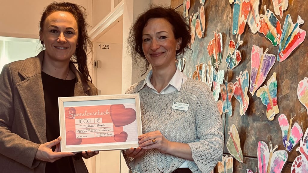 Jennifer Wuckel überreicht den Spendenscheck der Harzer Hochzeitsgesellschaft an Franziska Höppner vom Kinderhospiz in Magdeburg.