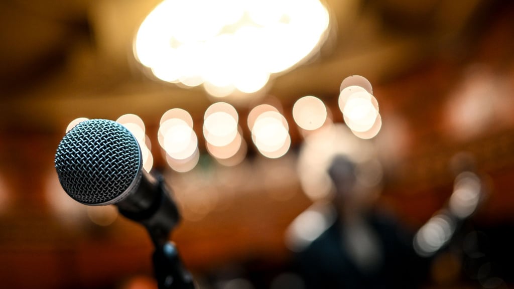 Autorinnen und Autoren aus sieben Ländern treten in Chemnitz bei der Deutschsprachigen Meisterschaften im Poetry Slam an. (Symbolbild)