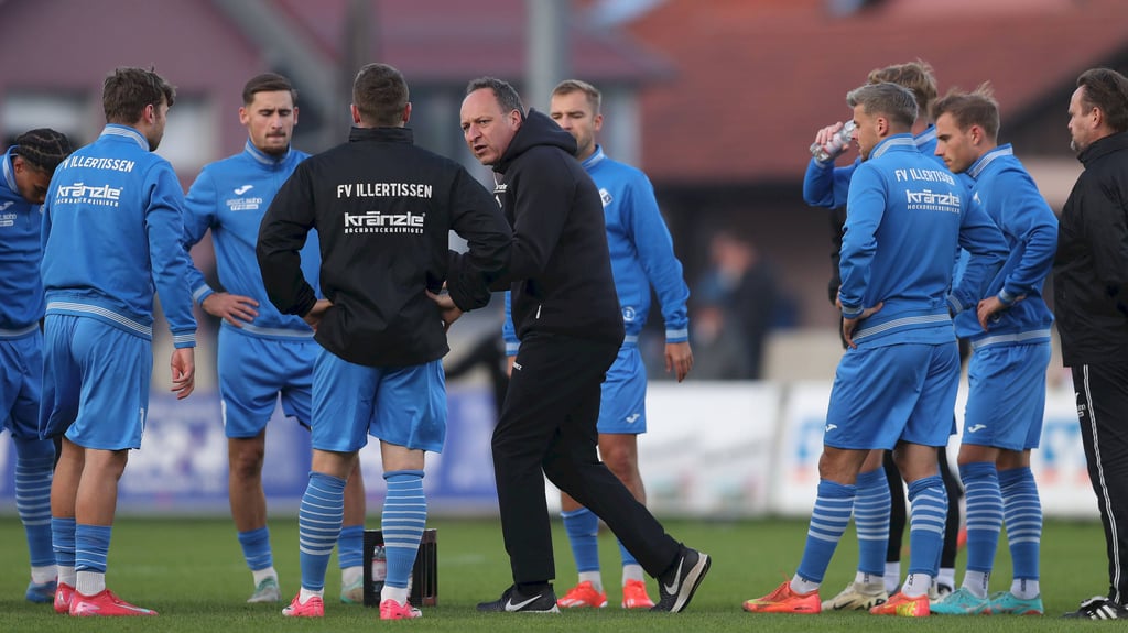 Holger Bachthaler (m.), Trainer des FV Illertissen, muss wie viele seiner Spieler vor dem DFB-Pokalspiel gegen den 1. FC Magdeburg noch arbeiten.