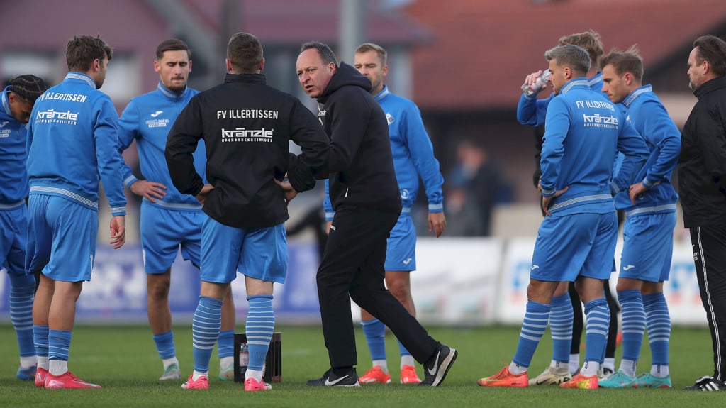Holger Bachthaler (m.), Trainer des FV Illertissen, muss wie viele seiner Spieler vor dem DFB-Pokalspiel gegen den 1. FC Magdeburg noch arbeiten.