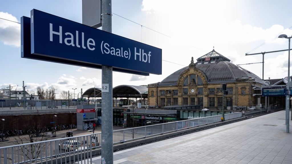 Zweimal musste die Polizei Montagmorgen am Bahnhof in Halle ausrücken. Ein 29-Jähriger randalierte.