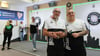 Darts „Ohre Flight's“ Patrick Bastubbe (r.) und Holger Maaß, Frau Sabine Maaß im Hintergrund