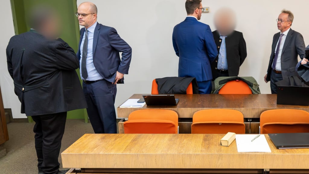 Beide Angeklagten zeigen Reue.