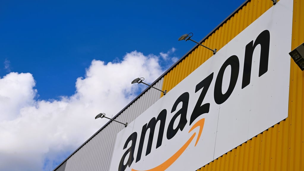 Der weltgrößte Online-Händler Amazon streicht rund 14.000 Arbeitsplätze in der Verwaltung. (Archivbild)
