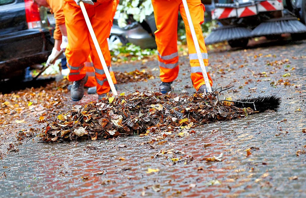 Fleißige Gemeindearbeiter sind zu dieser Jahreszeit wieder vermehrt im Einsatz. Schuld sind die stetig fallenden Blätter der Laubbäume.