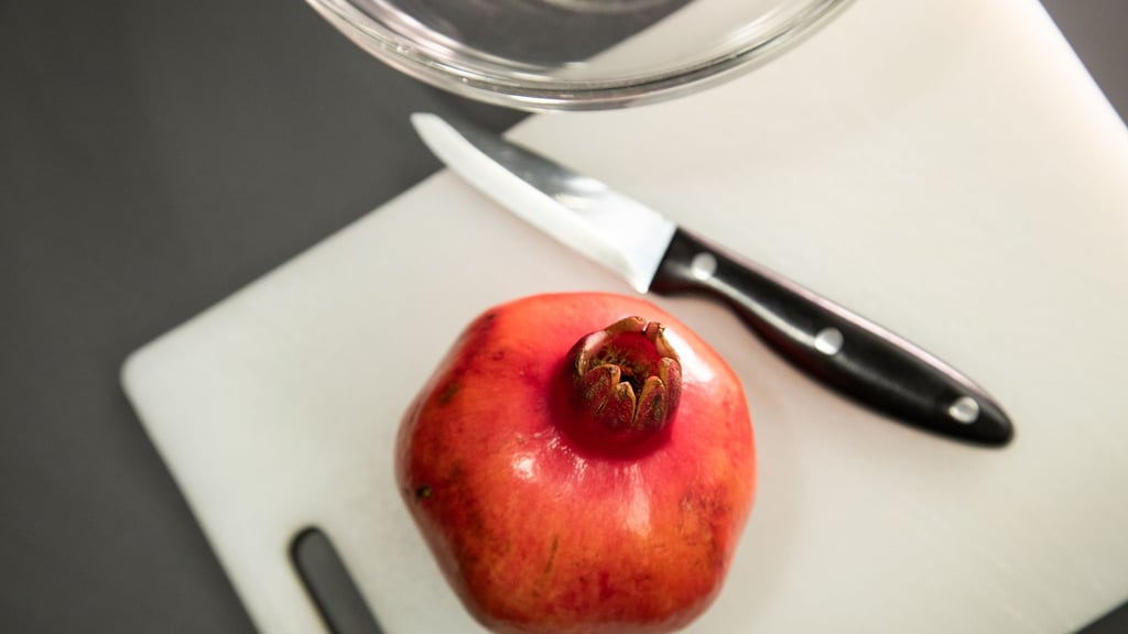 Wie lässt sich ein Granatapfel einfach und sauber entkernen?