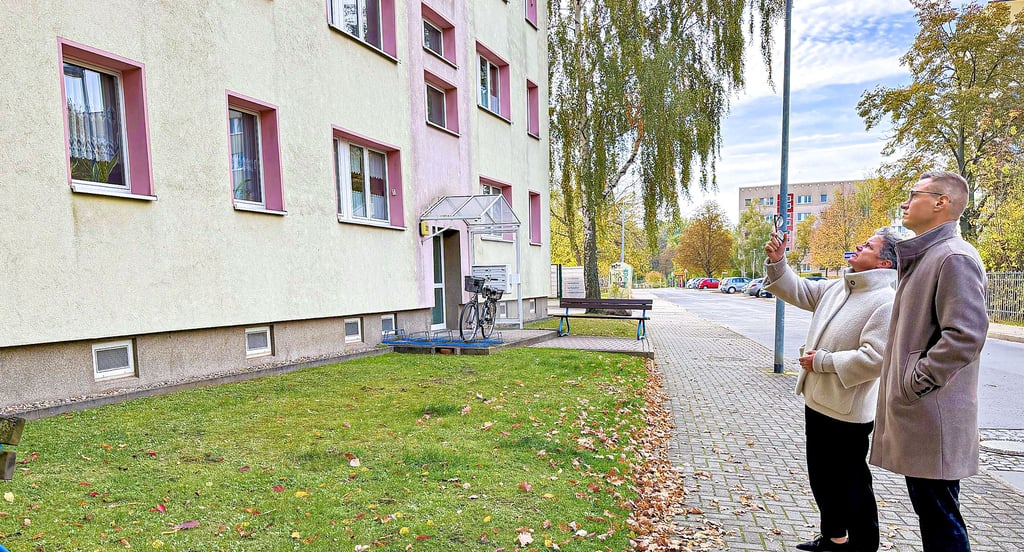 Wobau-Geschäftsführer Daniel Bierbach zeigt Infrastrukturministerin Lydia Hüskens in der August-Bebel-Straße in Staßfurt-Nord einen Wohnblock aus DDR-Zeiten, dessen letzten beiden Eingänge noch saniert werden müssen.
