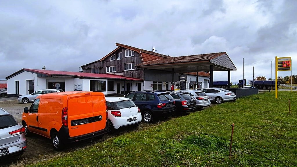Tankstelle, Autohaus und in Zukunft auch ein Wohnmobilstellplatz: Auf dem Grundstück am Ortsausgang von Allrode kommt vieles zusammen.