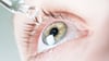 „Künstliche Tränen“ können bei trockenen Augen Linderung bringen.
