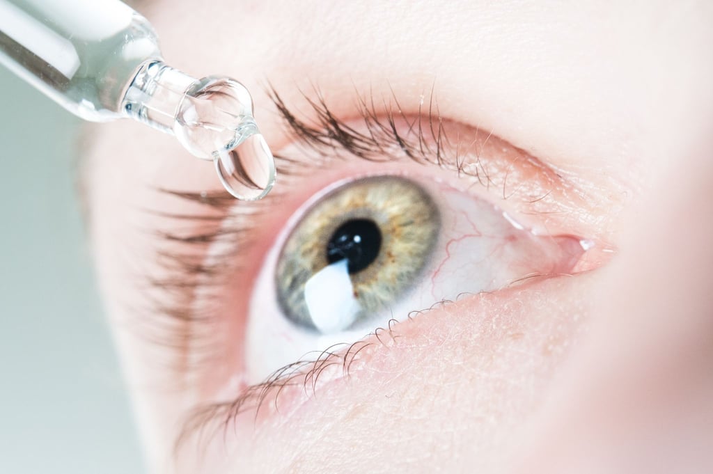 „Künstliche Tränen“ können bei trockenen Augen Linderung bringen.