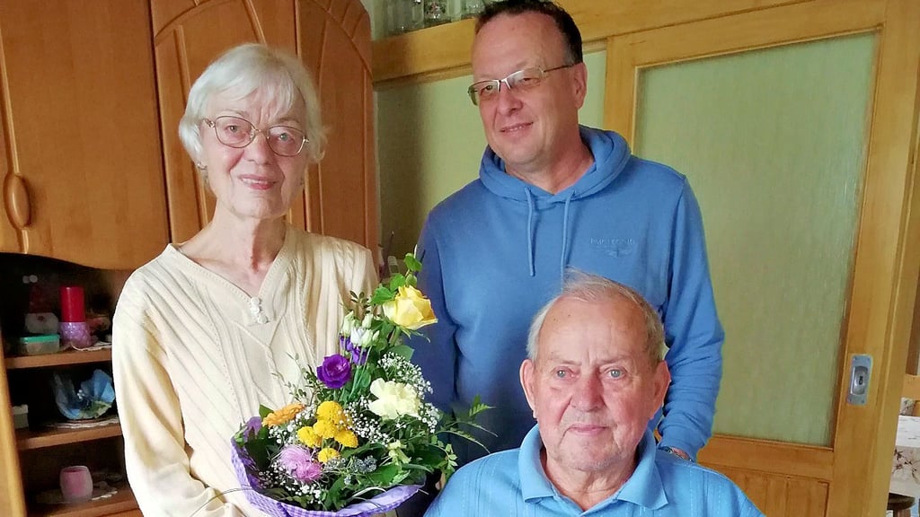 Karlheinz und Johanna Patzschke aus Tröglitz feiern in diesen Tagen diamantene Hochzeit. Ortsbürgermeister Jens Zeyher gratuliert zum 60. Hochzeitstag.
