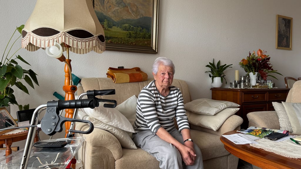 Gisela Helwig (83) sitzt in ihrer Wohnung in Halle-Neustadt. Nach dem Vorfall auf dem Töpfermarkt ist sie dankbar für die Hilfe, die sie dort erlebt hat.