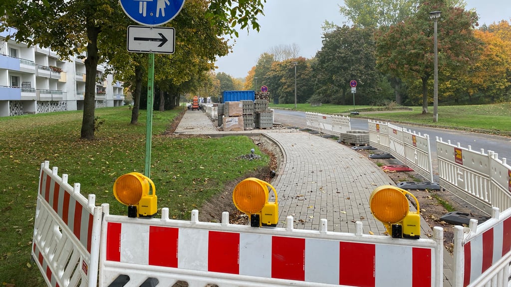 Im Magdeburger Stadtteil Neustädter See werden die Gehwege erneuert.