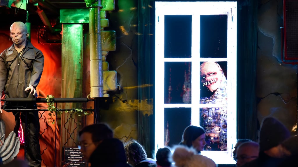 LED-Tafel auf der Geisterbahn beim Martinimarkt