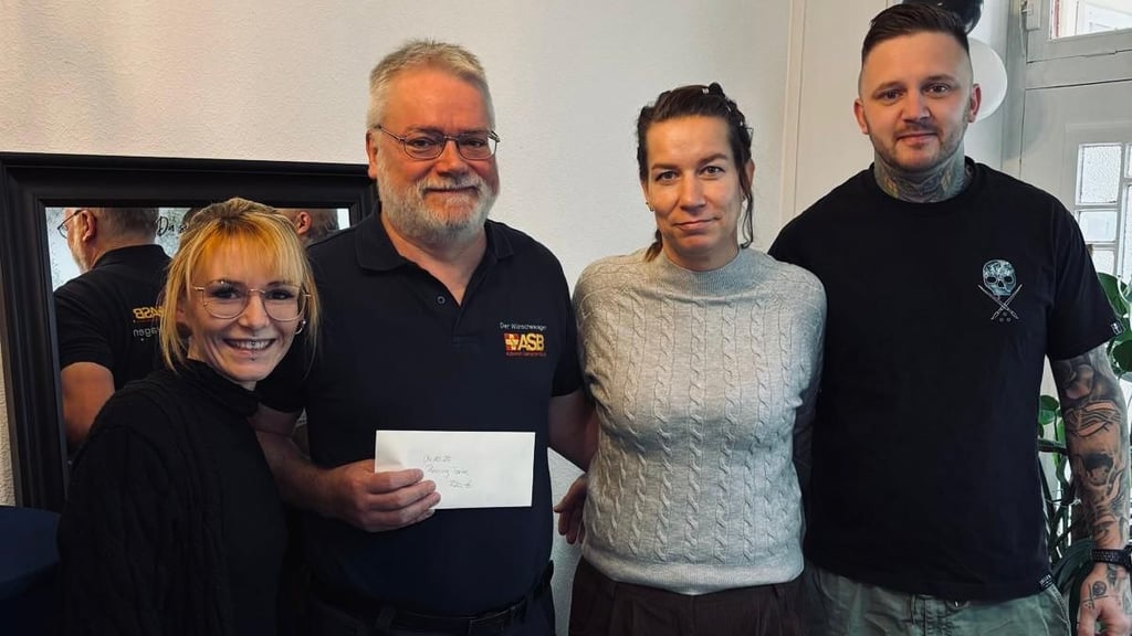 Die Spendenaktion war ein voller Erfolg für: Osterwiecks Tattoostudio-Inhaberin Denise Gallus, Udo Knochenhauer vom ASB-Wünschewagen Sachsen-Anhalt, Piercerin Stefanie Lemke und Tätowierer Sven Pfetzing aus Schlanstedt (von links).