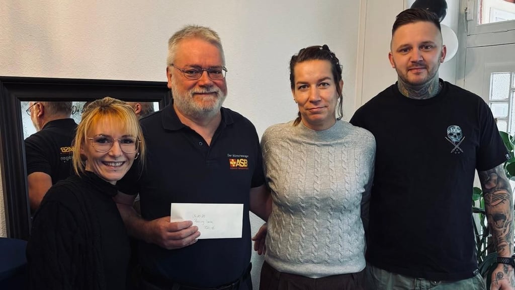 Die Spendenaktion war ein voller Erfolg für: Osterwiecks Tattoostudio-Inhaberin Denise Gallus, Udo Knochenhauer vom ASB-Wünschewagen Sachsen-Anhalt, Piercerin Stefanie Lemke und Tätowierer Sven Pfetzing aus Schlanstedt (von links).