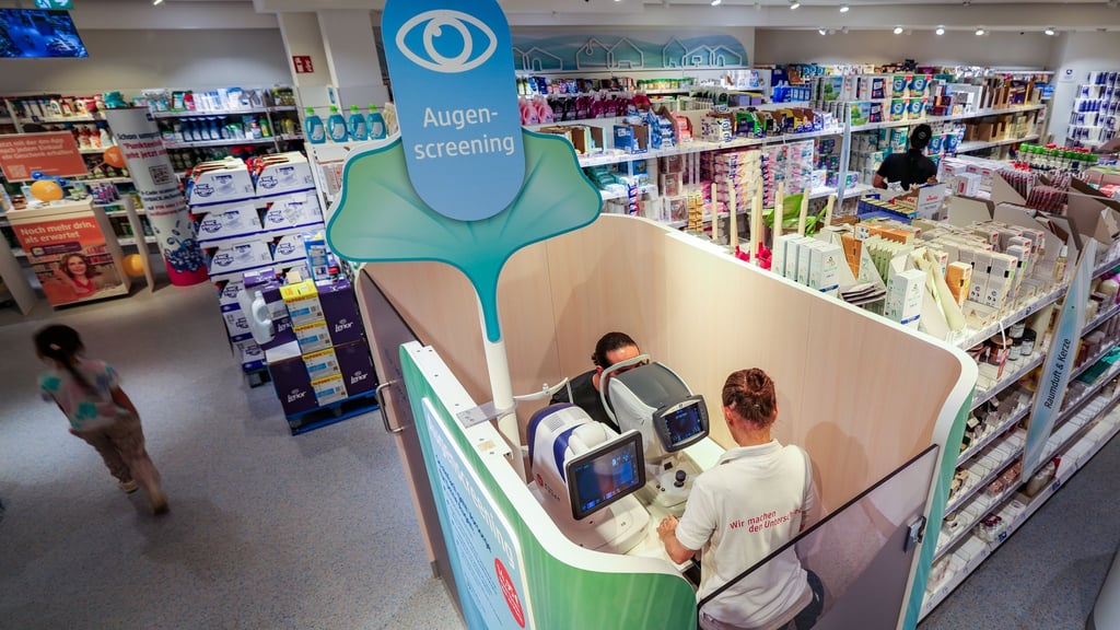 Die Drogeriekette dm bietet seit einigen Wochen verschiedene Gesundheitsdienstleistungen an. (Archivbild)