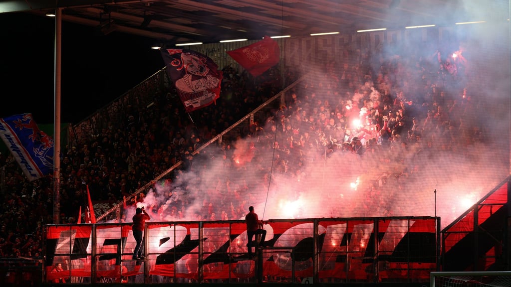 Beim Pokalspiel in Cottbus ist ein Leipziger Fan nach einem medizinischen Notfall gestorben.