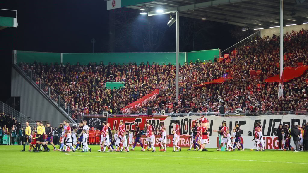 Das "Stadion der Freundschaft" beim Pokalspiel zwischen RB Leipzig und Energie Cottbus.
