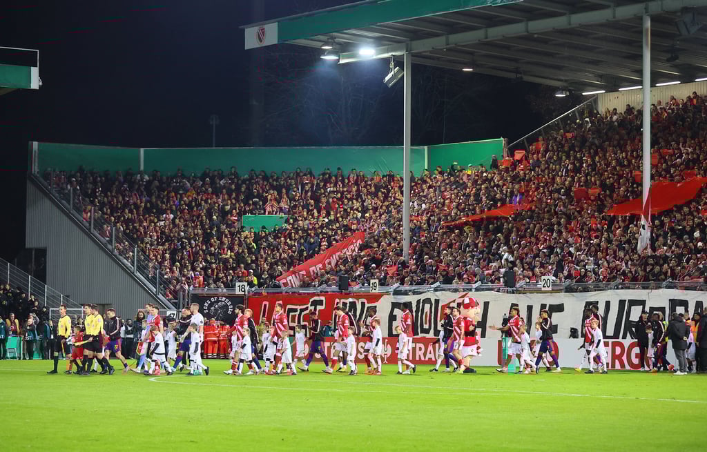 Das "Stadion der Freundschaft" beim Pokalspiel zwischen RB Leipzig und Energie Cottbus.