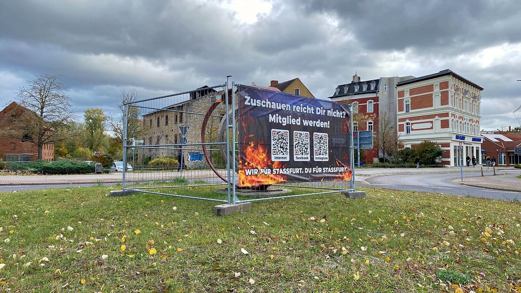Die Werbung der Feuerwehr – mit QR-Codes für die Internet-, Facebook- und Instagram-Präsenz – ist heute morgen gewichen.
