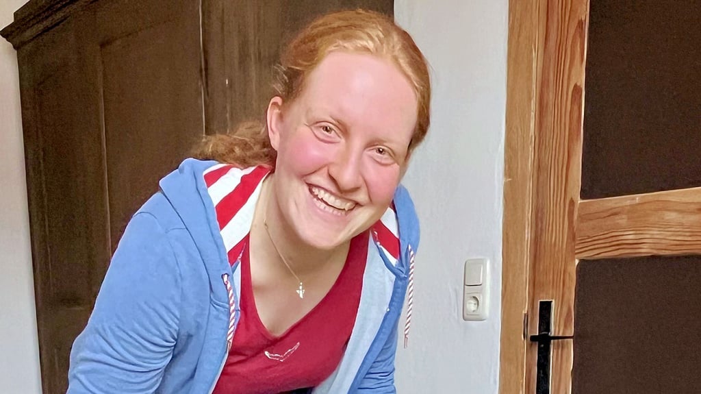 Britta Kretzschmer ist seit einem Jahr im Umweltbildungszentrum in Buch bei Tangermünde tätig. Die 24-Jährige liebt ihre Arbeit aufgrund der Vielfältigkeit. Zur Zeit steht die Verarbeitung von Äpfeln mit Kindern an dieser Presse, aber auch mit moderner Technik im Mittelpunkt.