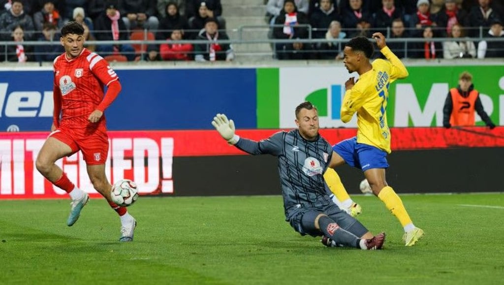 Ayodele Adetula (r.) bestrafte die Fehler des HFC mehrfach.