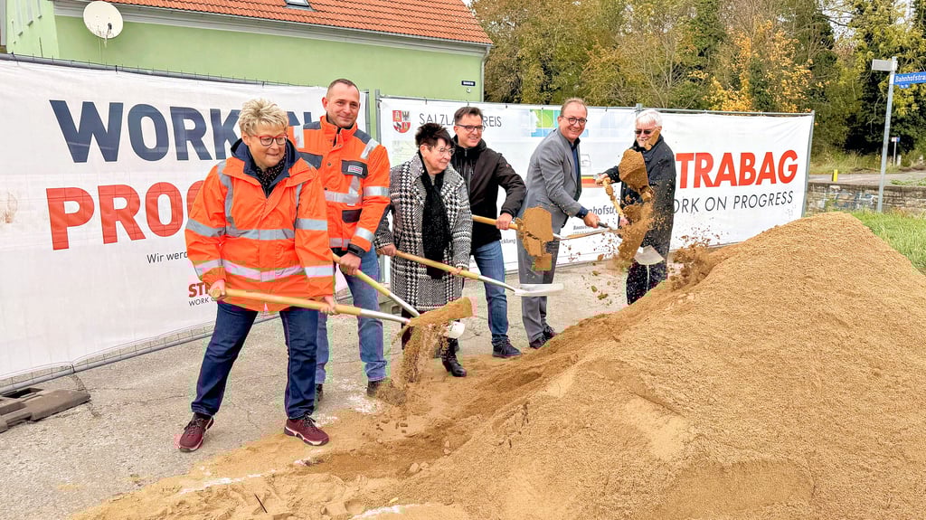 Mit dem symbolischen Spatenstich gaben Landrat Markus Bauer (2.v.r.), Bürgermeister Hendrik Mahrholdt (3.v.r.), Stadtratschefin Ethel-Maria Muschalle-Höllbach  (3.v.l.), die Sachgebietsleiterin Kreisplanung Evelin Wolter (l.), Strabag-Bauleiter Christian Rachow (2.v.l.) und Planer Johannes Lübbers (r.) den Startschuss für den grundhaften Ausbau der Bahnhofstraße in Groß Börnecke.