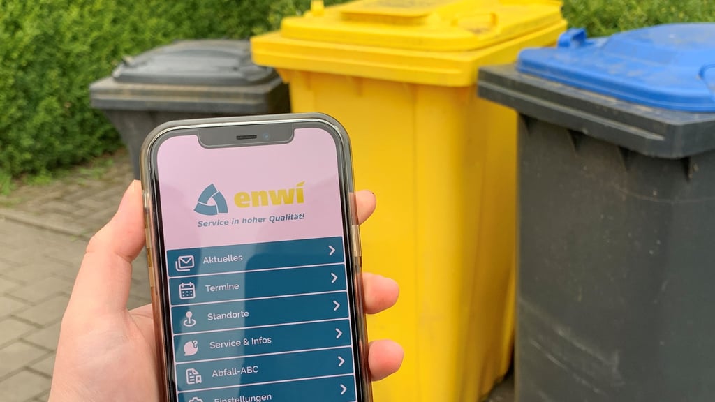Die Enwi, die Entsorgungswirtschaft Harz, hat eine App am Start. Die erinnert unter anderem an Abholtermine für Hausmüll und Co. und hier finden sich auch Gebührentabellen.