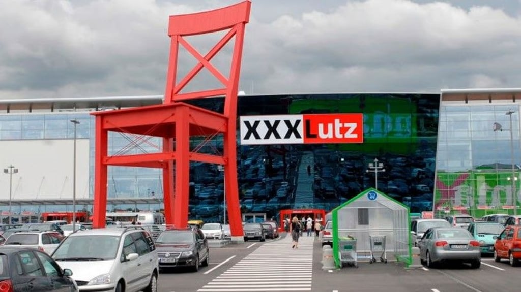 Der für die Möbelhauskette "XXXLutz" typische rote Stuhl sollte auch in Halle aufgebaut werden.