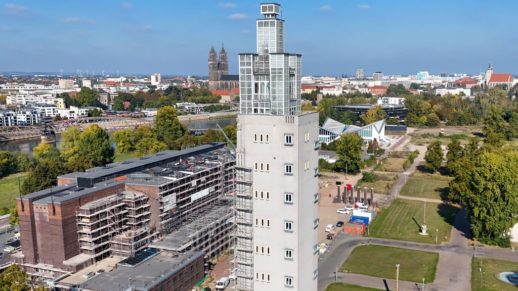 Die Modernisierung des Areals rund um Albinmüller-Turm, Stadthalle und Hyparschale in Magdeburg hat begonnen. Bis 2030 sollen Parkplatz, Promenade und ein Platz für Events entstehen.