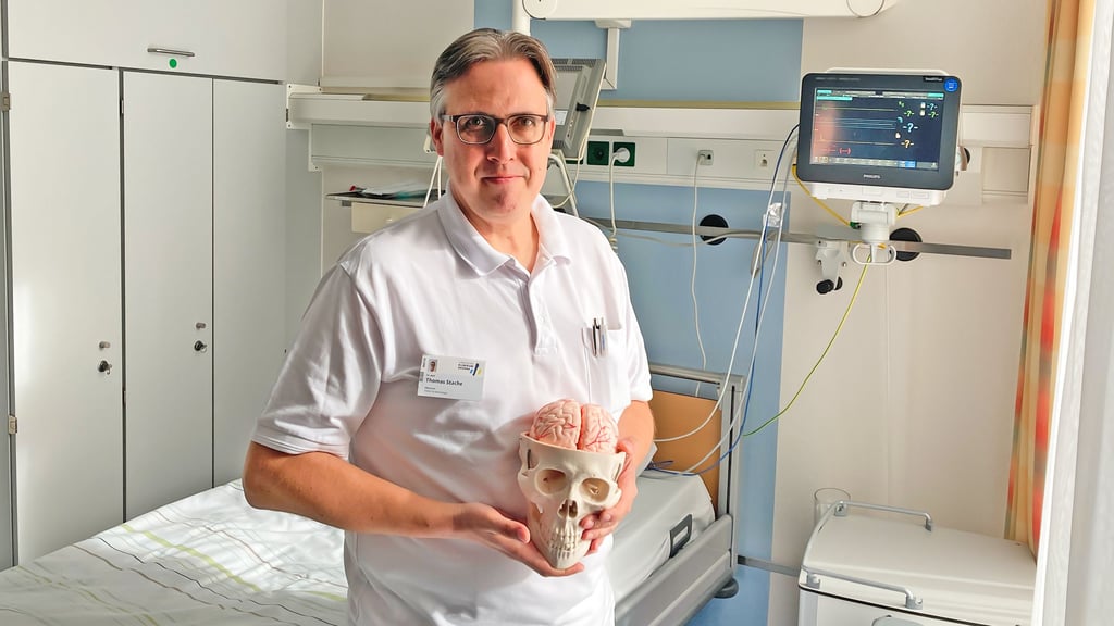 Dr. Thomas Stache, Schlaganfall-Experte am  Klinikum Dessau, klärt über die Tücken der Erkrankung auf.