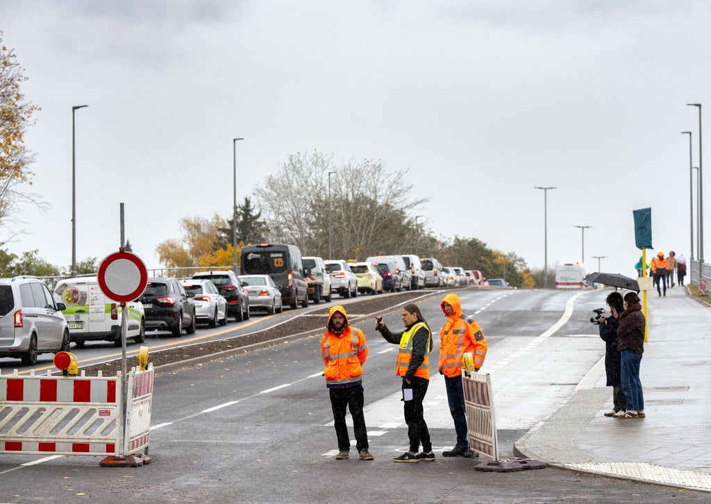 Nach knapp 4,5 Jahren Bauzeit ist der Ersatzneubau der Brücke am südlichen Blumberger Damm fertig.