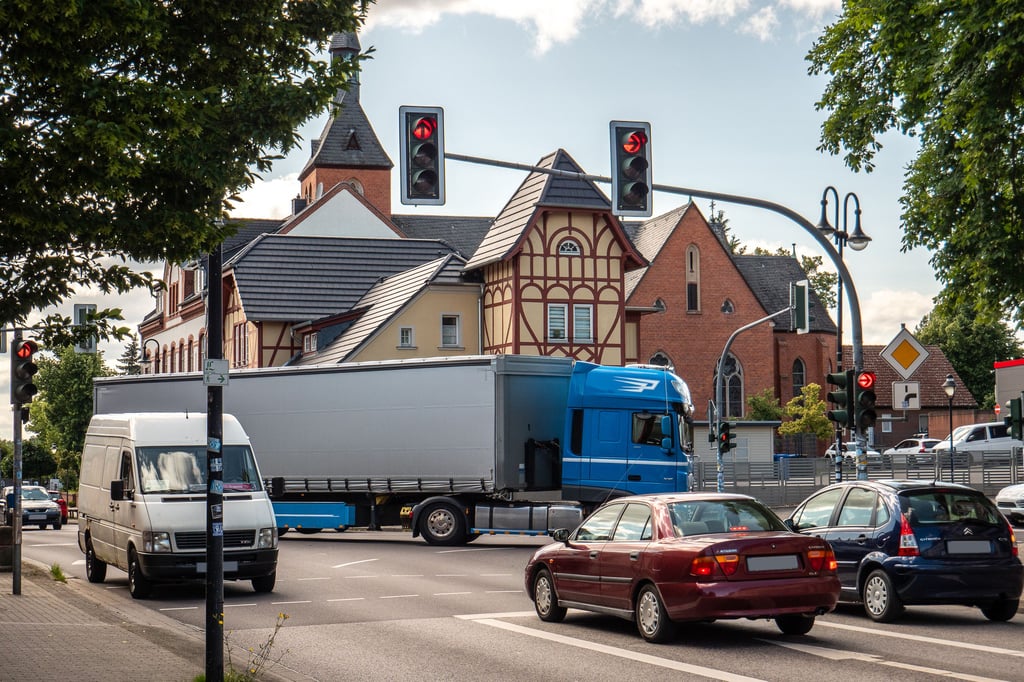 Blick auf die Kreuzung Salzstraße/Magdeburger Straße/Martin-Schwantes-Straßein Gommern - ein Knotenpunkt und teil der Altstadt.