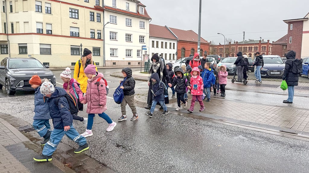Das Überqueren der Röxer Straße auf Höhe der Ganztagsgrundschule Stendal ist gefährlich. Begleitende Pädagoginnen sperren kurzzeitig den Verkehr, um die Kinder sicher zur Schule zu begleiten.
