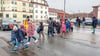 Das Überqueren der Röxer Straße auf Höhe der Ganztagsgrundschule Stendal ist gefährlich. Begleitende Pädagoginnen sperren kurzzeitig den Verkehr, um die Kinder sicher zur Schule zu begleiten.
